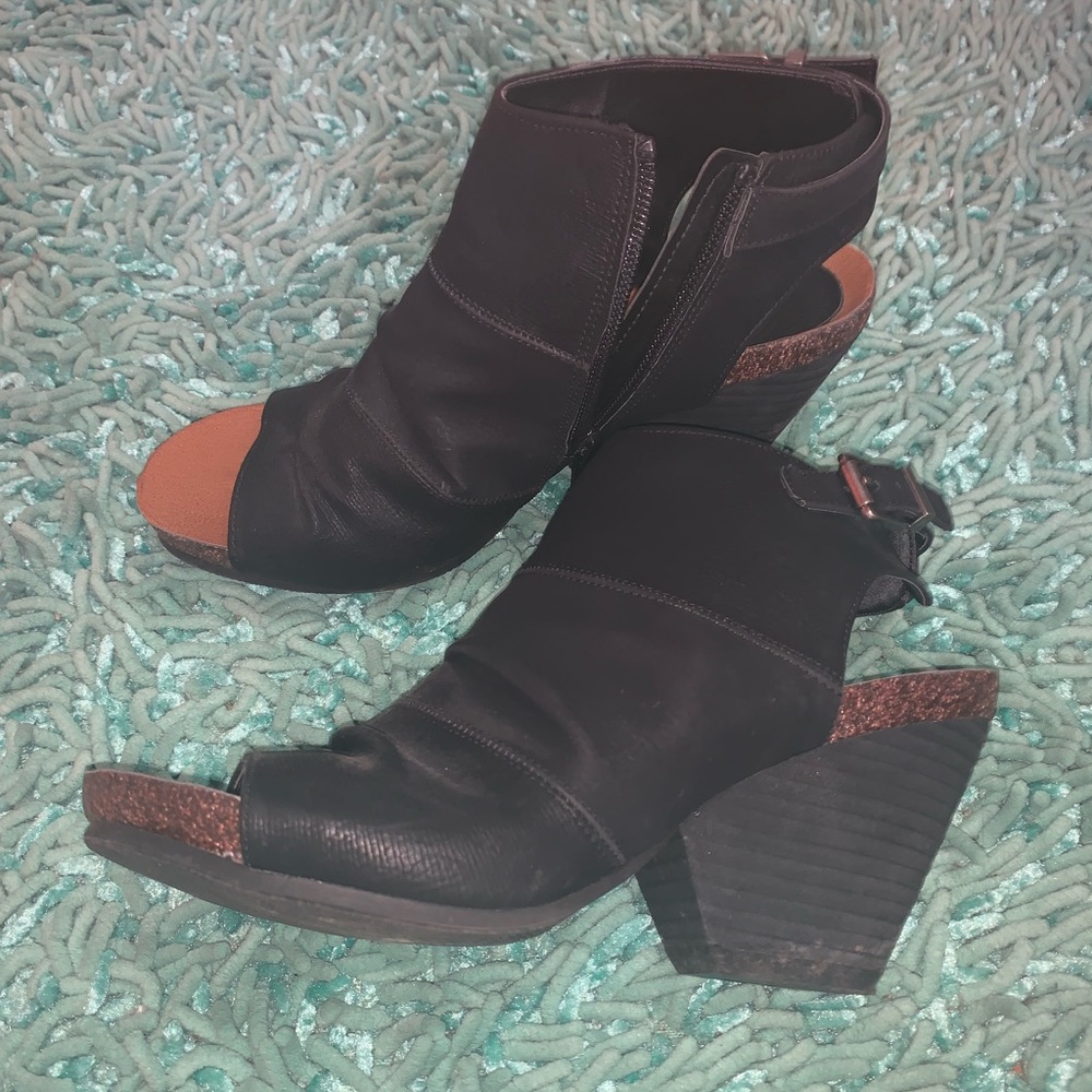 Women’s heels— size 7.5, only worn once